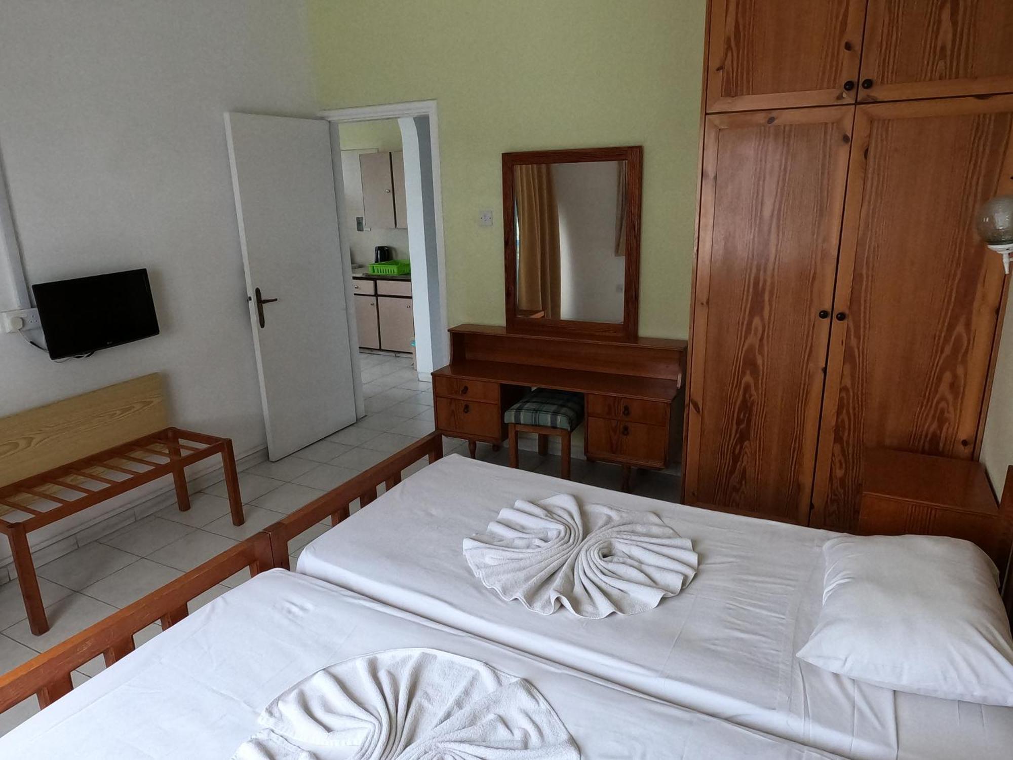 Island Budget Apartments Paphos Buitenkant foto