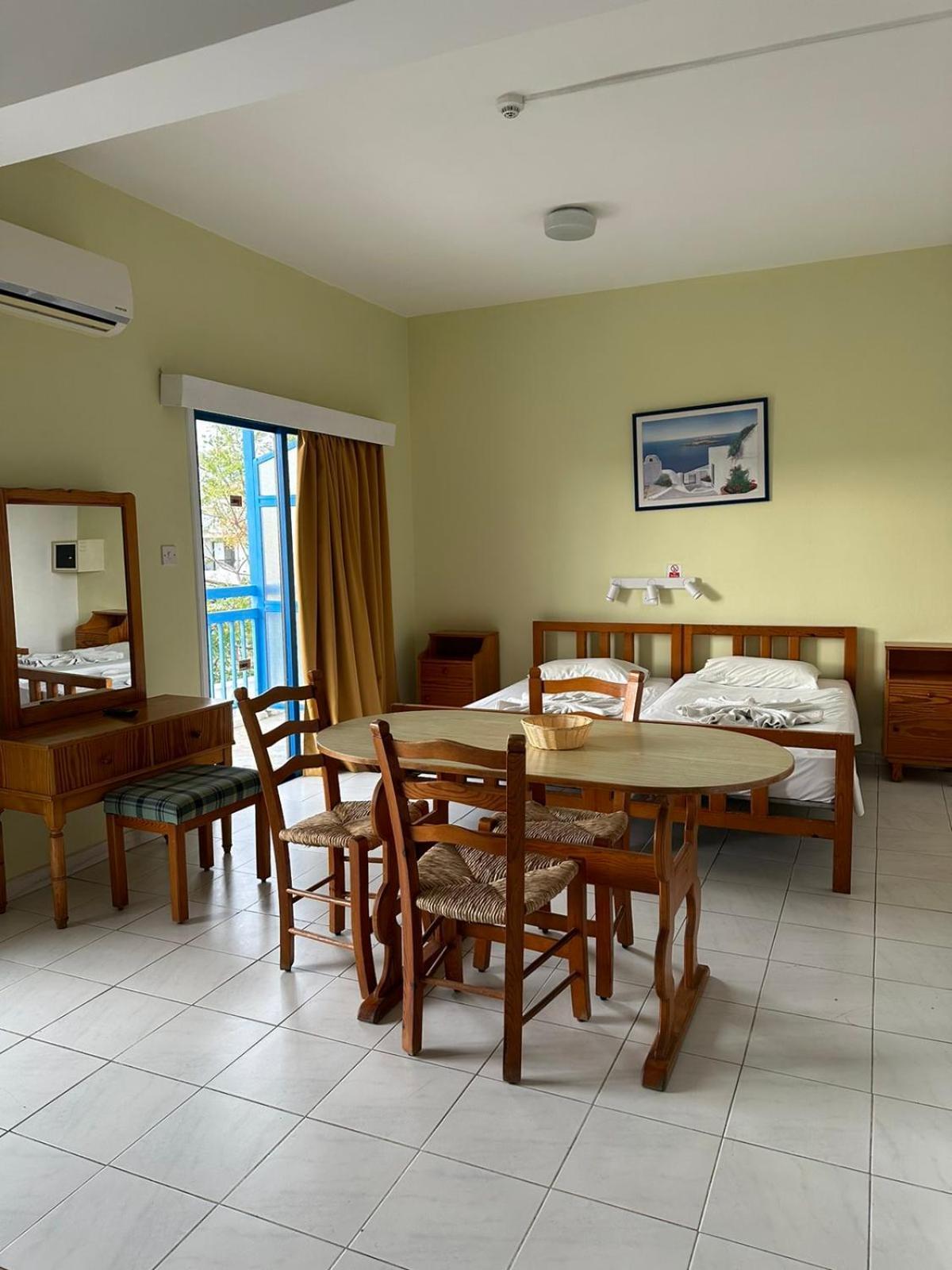 Island Budget Apartments Paphos Buitenkant foto